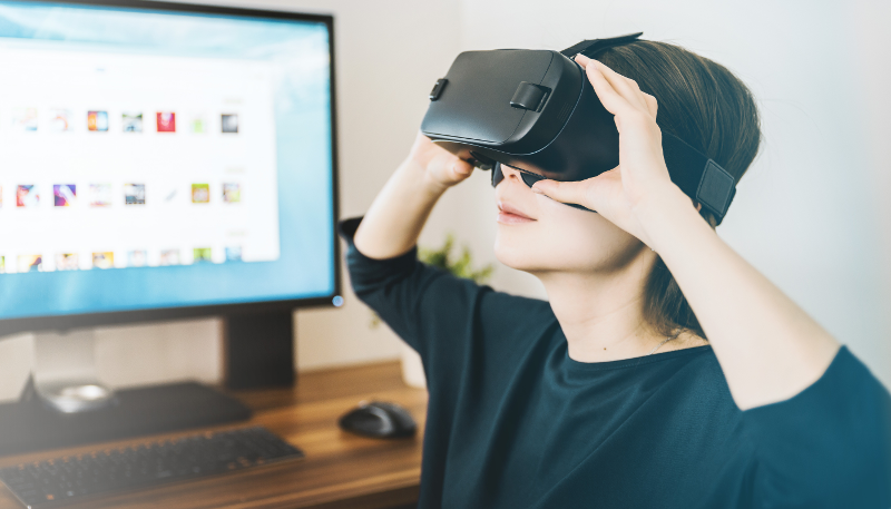 uma garota com um oculos de realidade virtual em sua sala