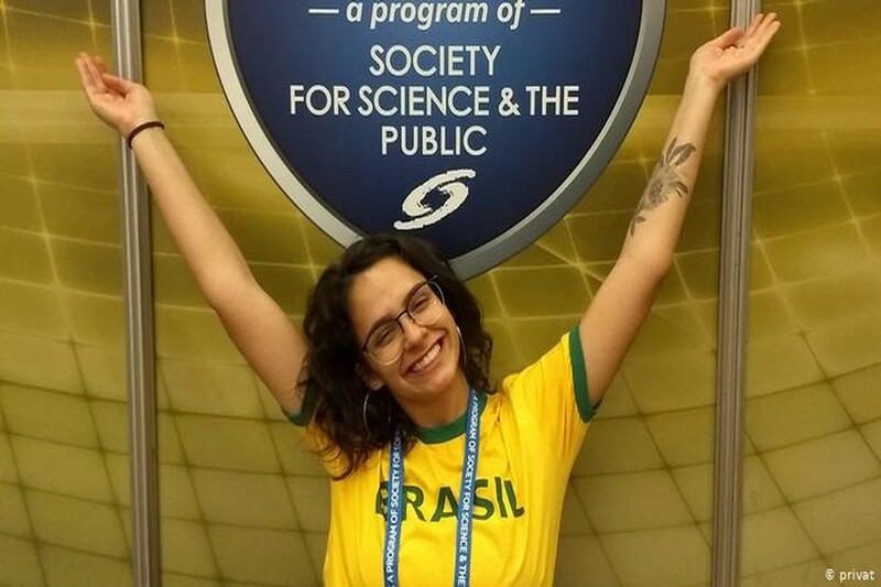 Ekarinny Myrela Brito sorridente e com camisa do Brasil em premiação ocorrida nos EUA