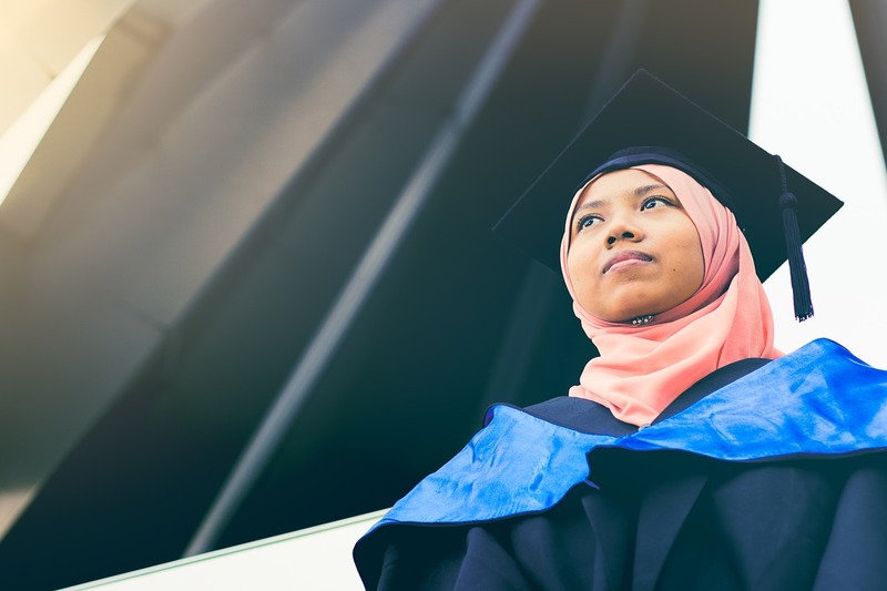 aluna negra mulçumana se graduando