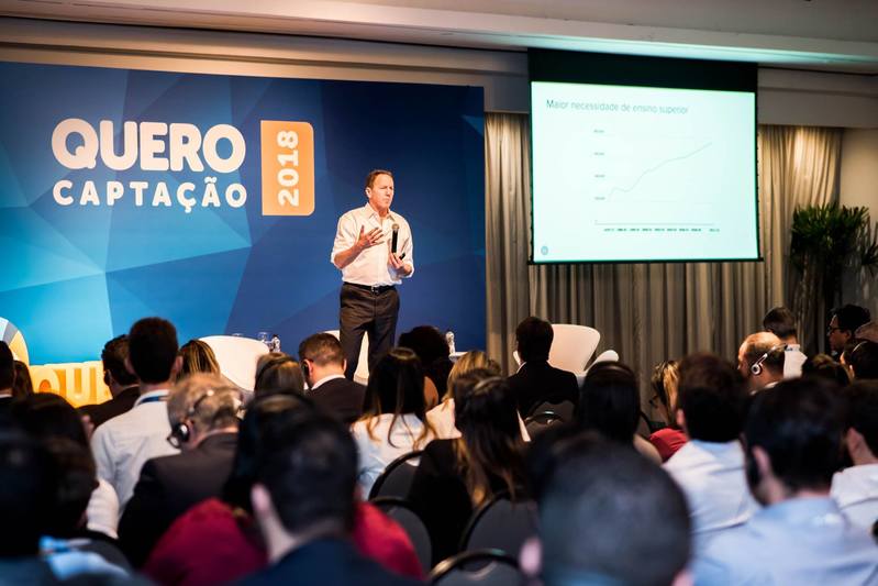 John Katzman em cima de um palco em palestra do evento Quero Captação 2018, maior em gestão educacional do país