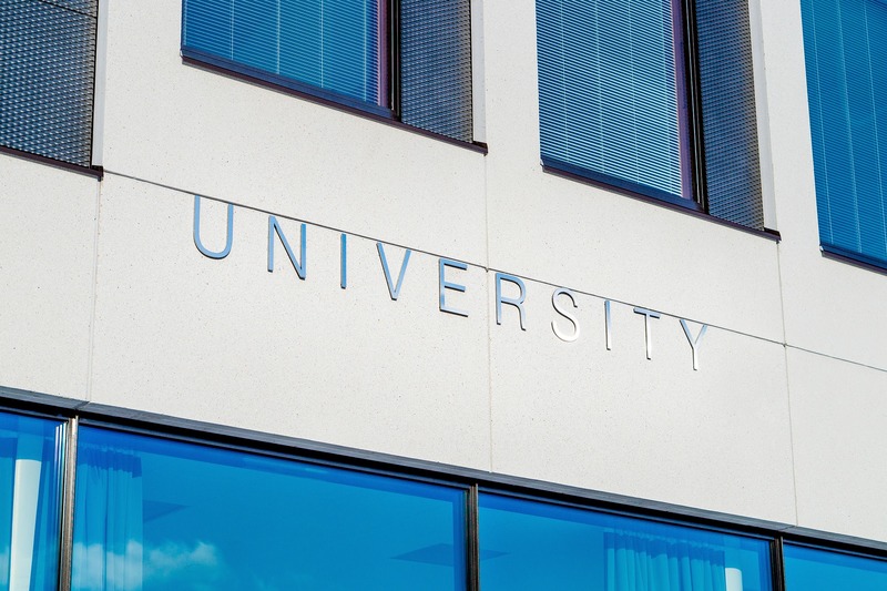 imagem da fachada de uma universidade escrito university