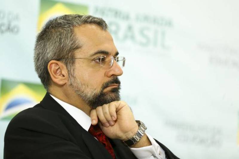 Ministro da educação do Brasil pensativo